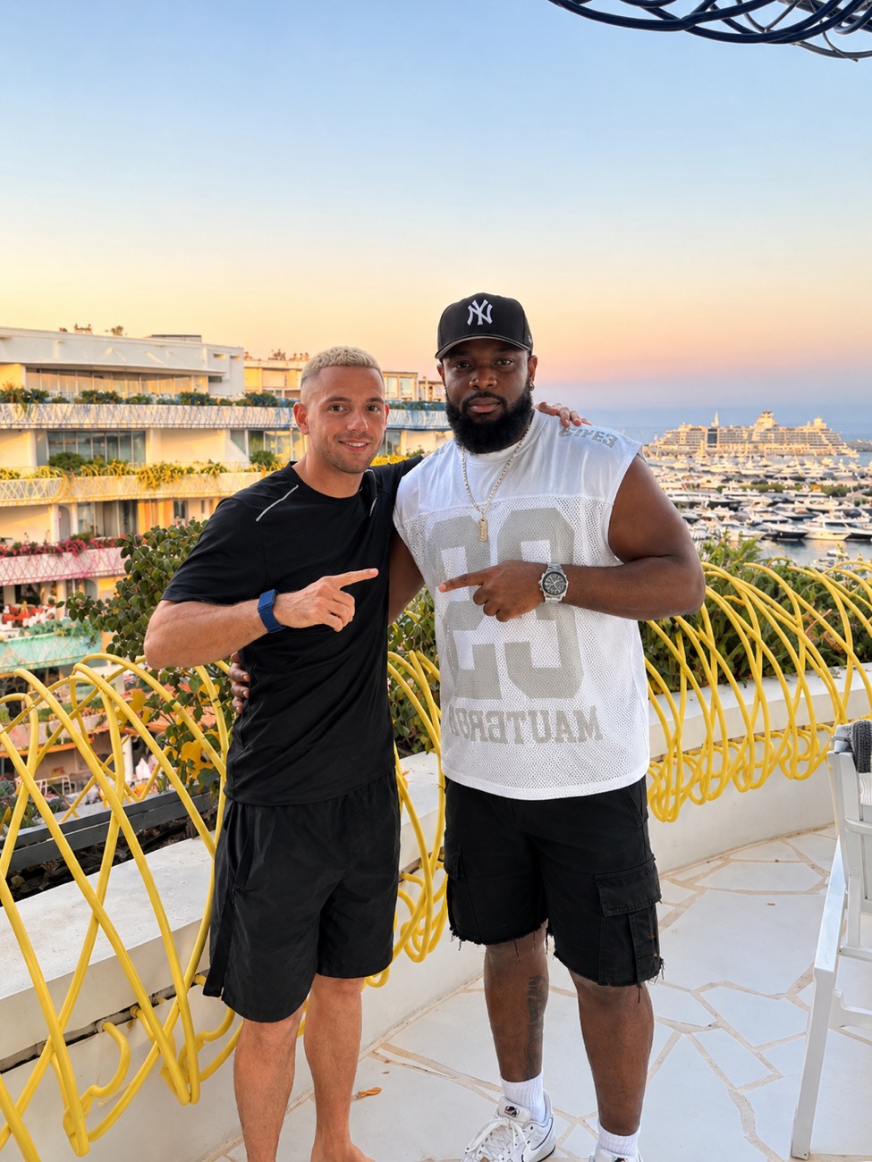 Barbero de Top Barber Shop junto a un cliente tras un servicio privado en Ibiza